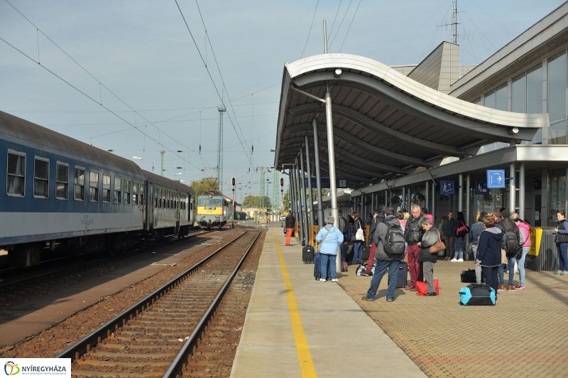 Vasútállomás ősszel - fotó Szarka Lajos