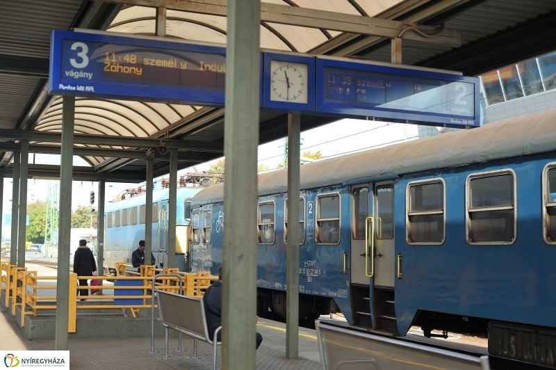 Vasútállomás ősszel - fotó Szarka Lajos