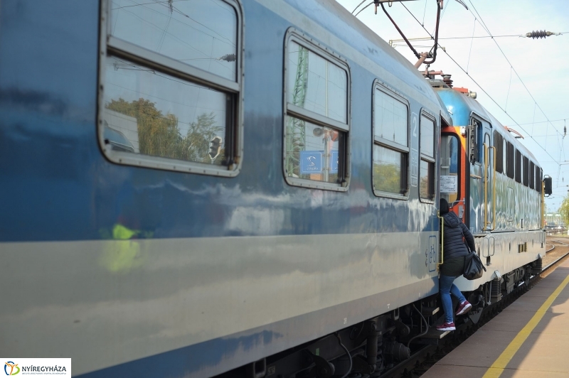 Vasútállomás ősszel - fotó Szarka Lajos