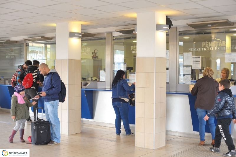 Vasútállomás ősszel - fotó Szarka Lajos