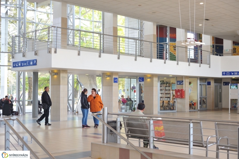 Vasútállomás ősszel - fotó Szarka Lajos