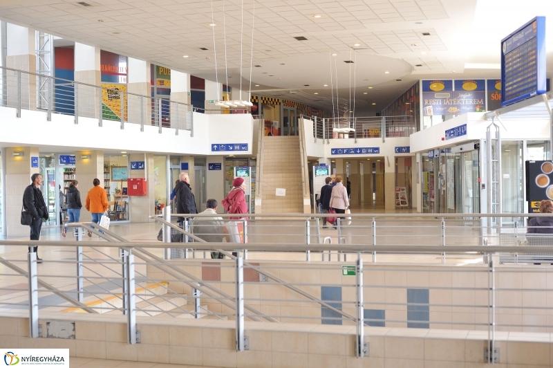 Vasútállomás ősszel - fotó Szarka Lajos