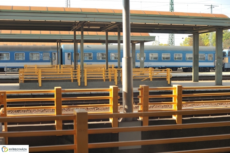 Vasútállomás ősszel - fotó Szarka Lajos