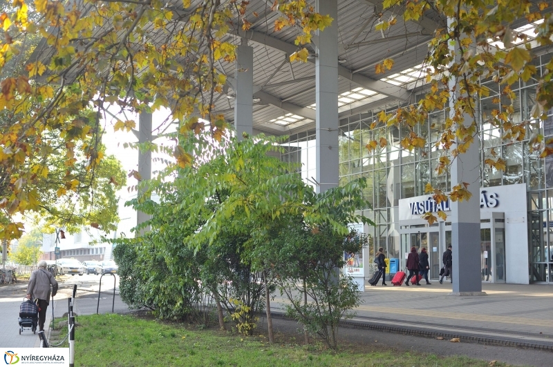 Vasútállomás ősszel - fotó Szarka Lajos