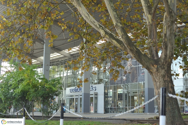 Vasútállomás ősszel - fotó Szarka Lajos