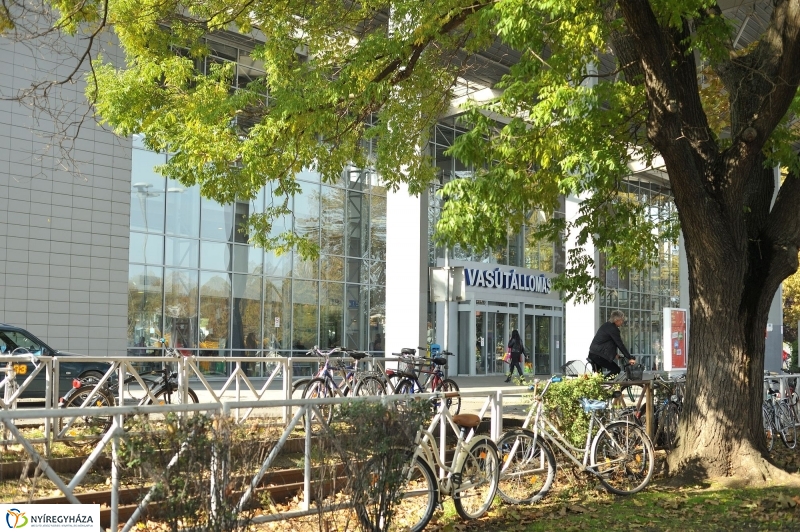 Vasútállomás ősszel - fotó Szarka Lajos