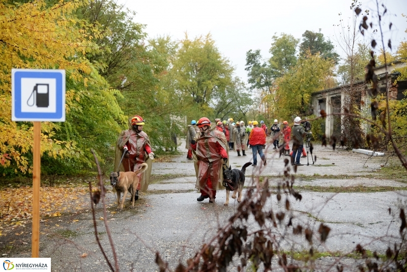 Mentési gyakorlat egy elhagyott laktanyában