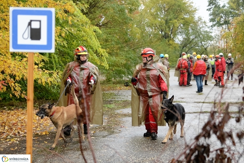 Mentési gyakorlat egy elhagyott laktanyában