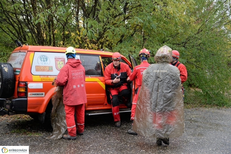 Mentési gyakorlat egy elhagyott laktanyában