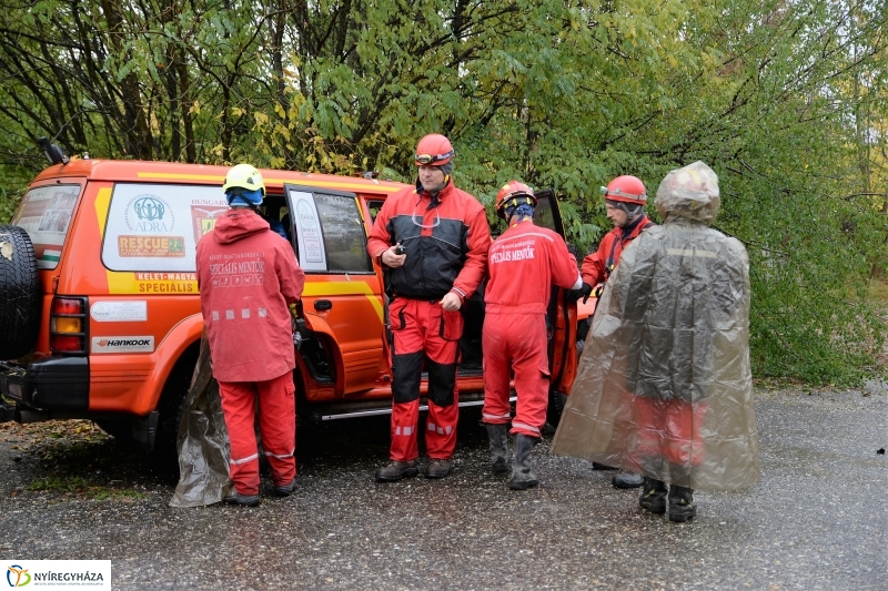 Mentési gyakorlat egy elhagyott laktanyában