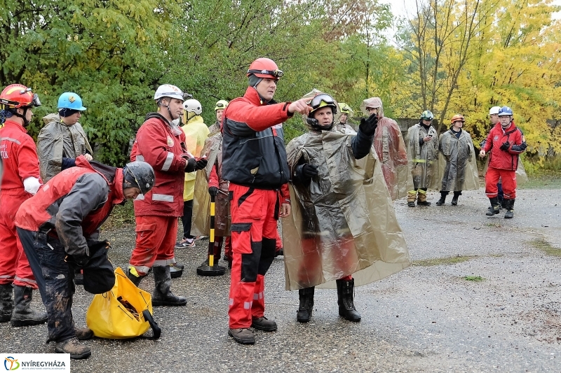 Mentési gyakorlat egy elhagyott laktanyában