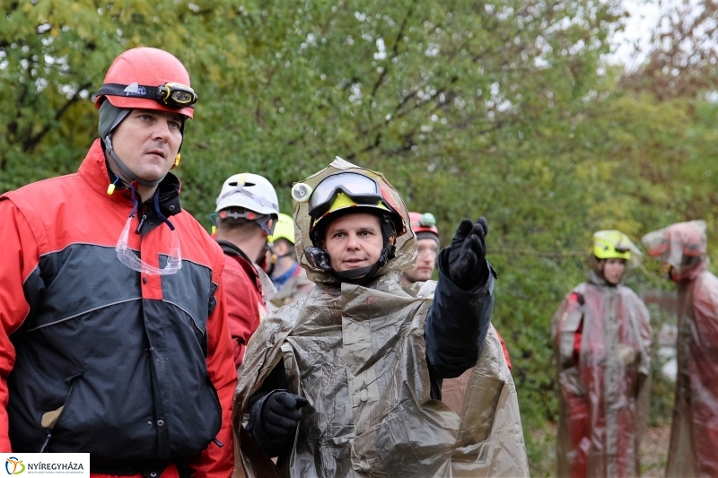 Mentési gyakorlat egy elhagyott laktanyában