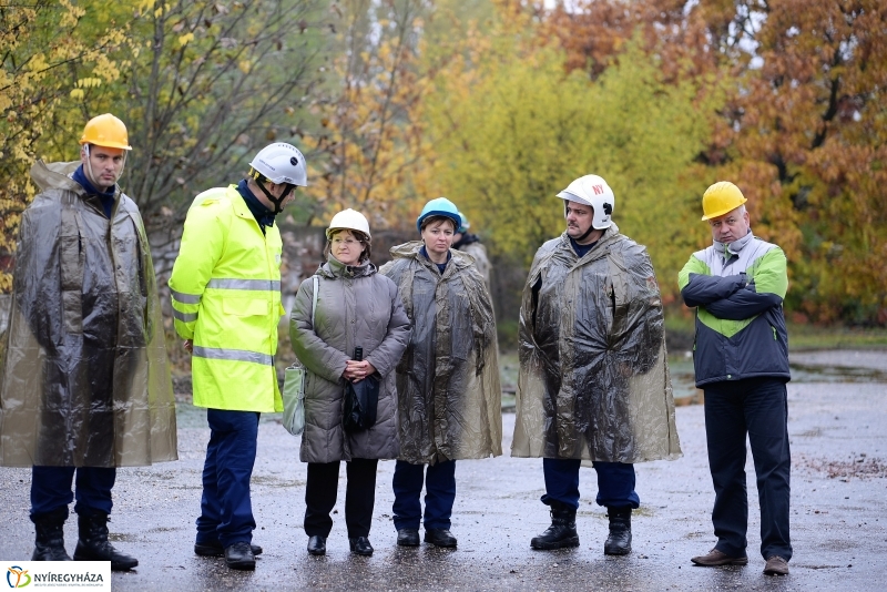 Mentési gyakorlat egy elhagyott laktanyában