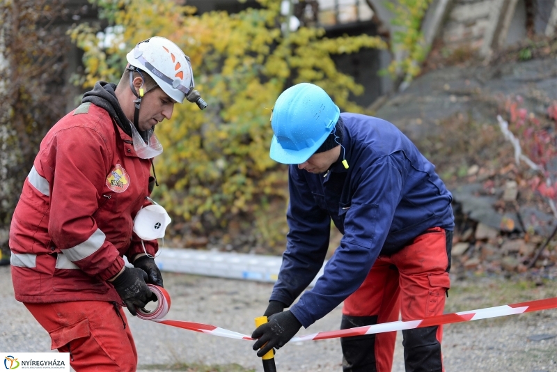 Mentési gyakorlat egy elhagyott laktanyában