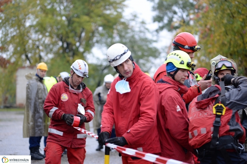 Mentési gyakorlat egy elhagyott laktanyában