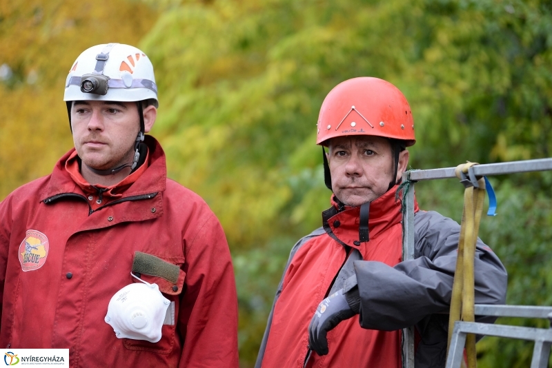 Mentési gyakorlat egy elhagyott laktanyában
