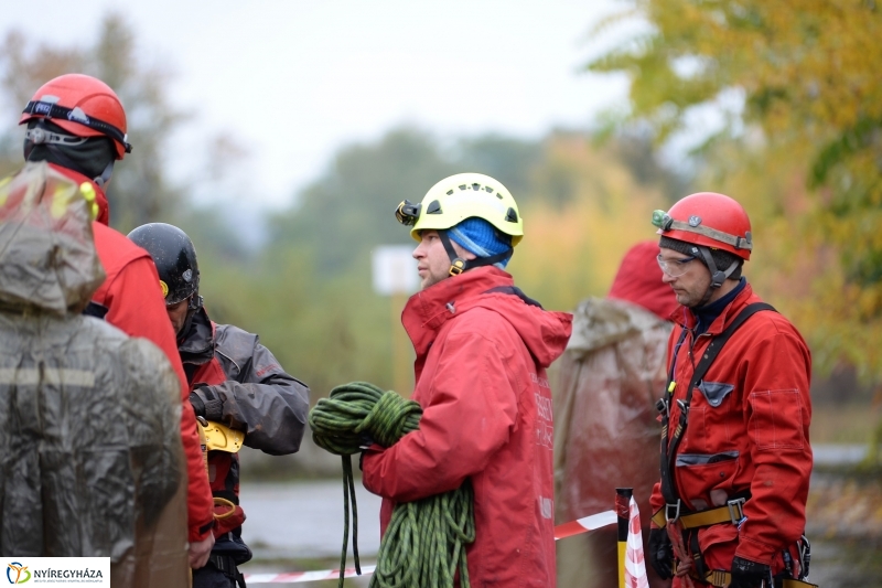 Mentési gyakorlat egy elhagyott laktanyában