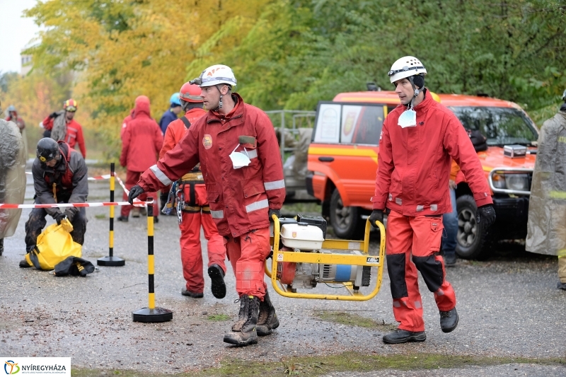Mentési gyakorlat egy elhagyott laktanyában