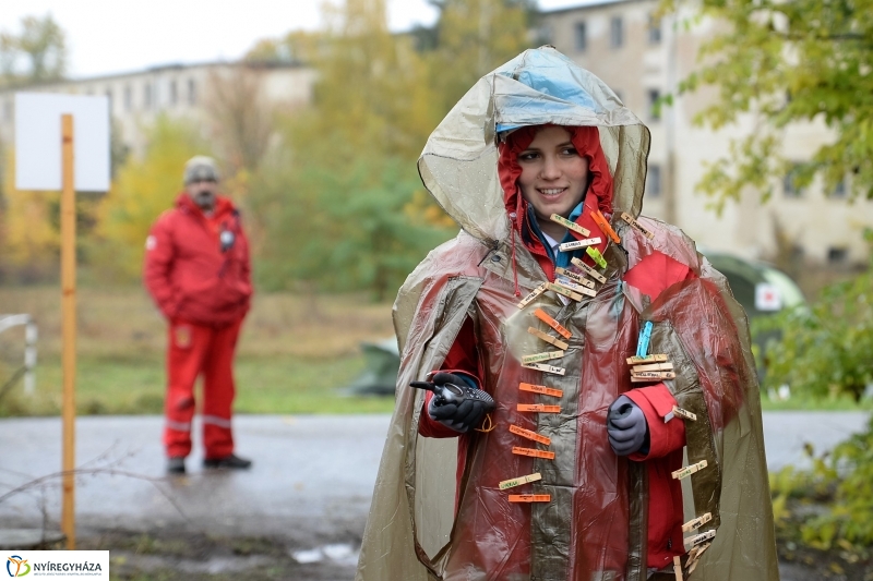 Mentési gyakorlat egy elhagyott laktanyában