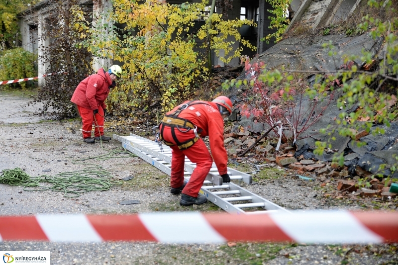 Mentési gyakorlat egy elhagyott laktanyában