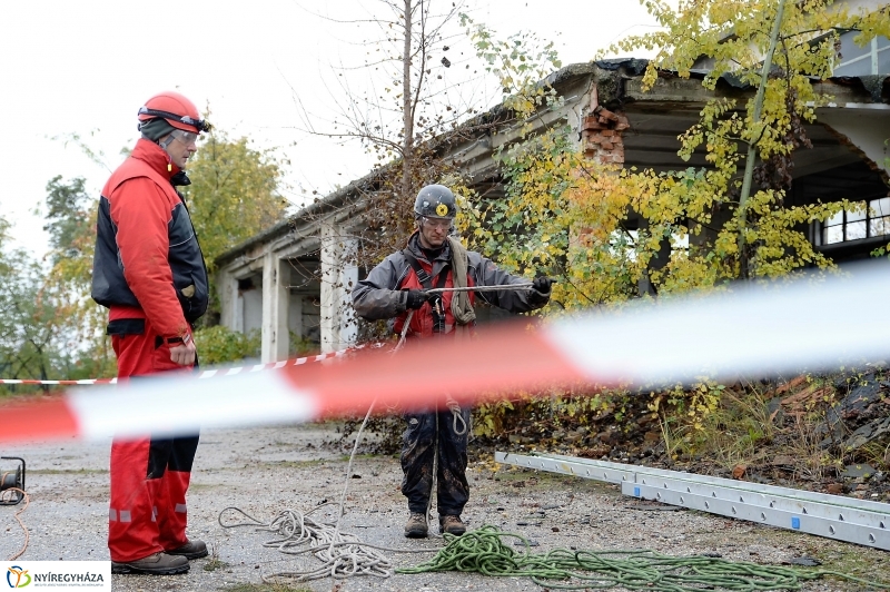 Mentési gyakorlat egy elhagyott laktanyában