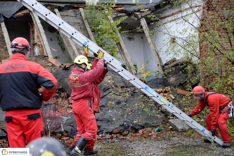 Mentési gyakorlat egy elhagyott laktanyában