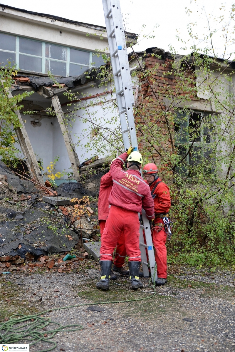Mentési gyakorlat egy elhagyott laktanyában