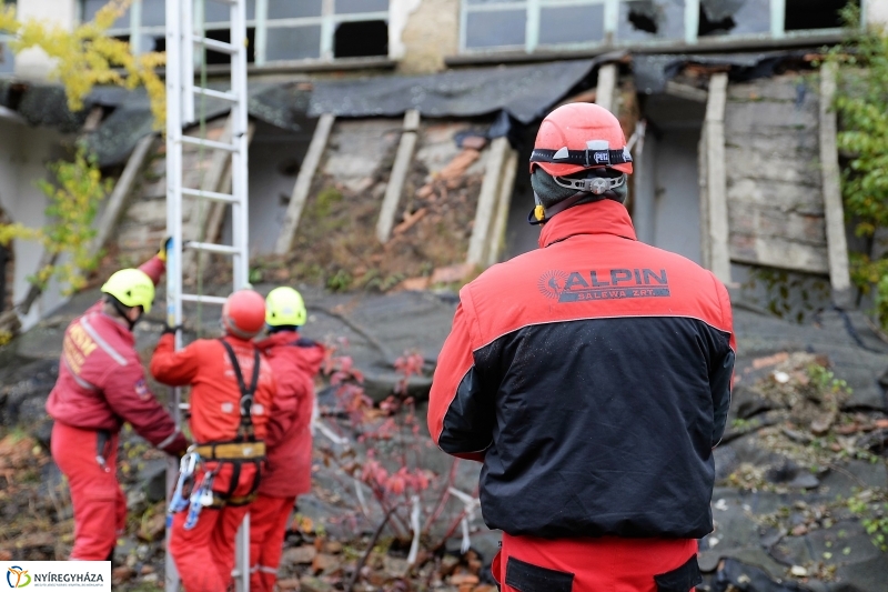 Mentési gyakorlat egy elhagyott laktanyában