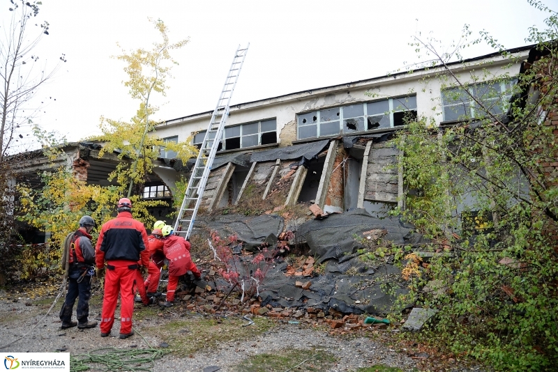 Mentési gyakorlat egy elhagyott laktanyában