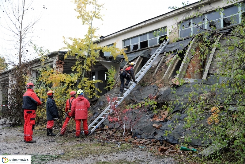 Mentési gyakorlat egy elhagyott laktanyában