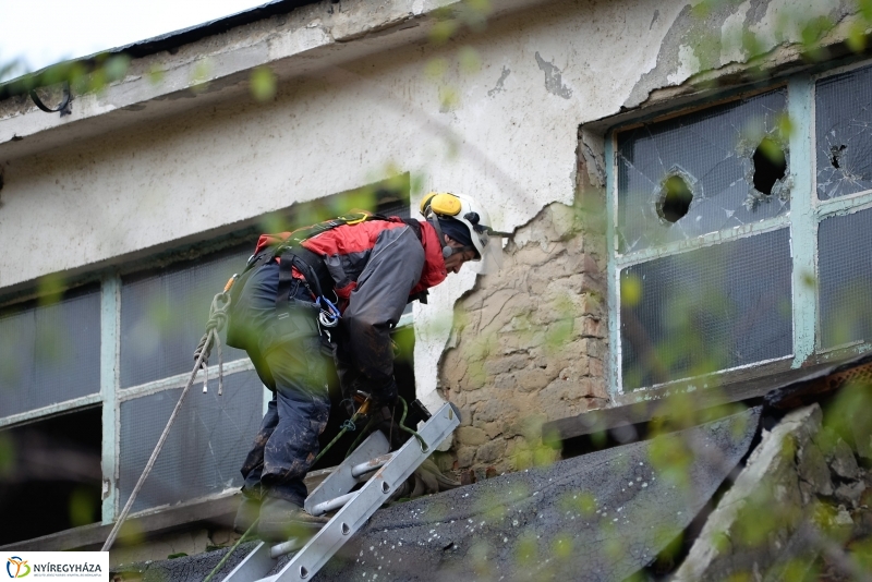 Mentési gyakorlat egy elhagyott laktanyában