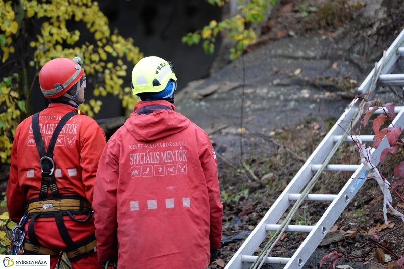 Mentési gyakorlat egy elhagyott laktanyában