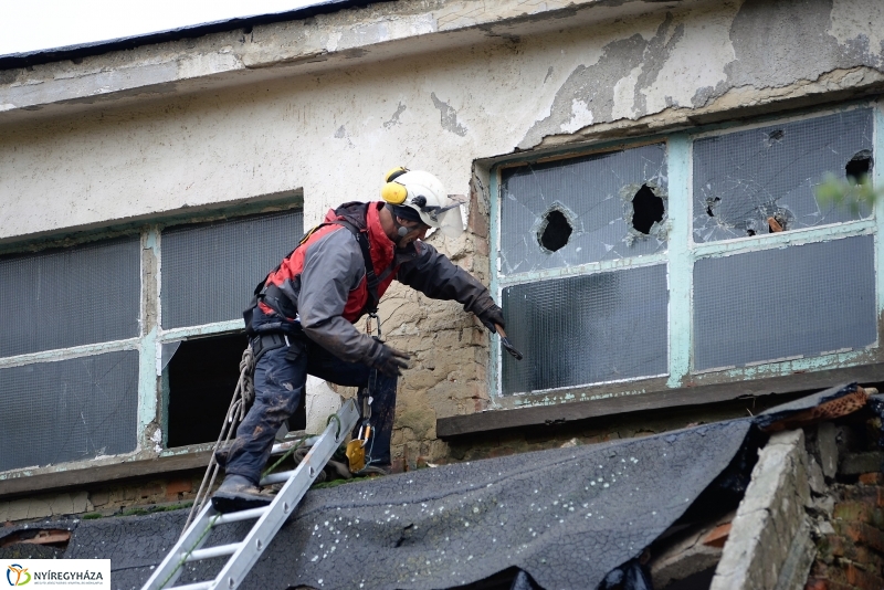 Mentési gyakorlat egy elhagyott laktanyában