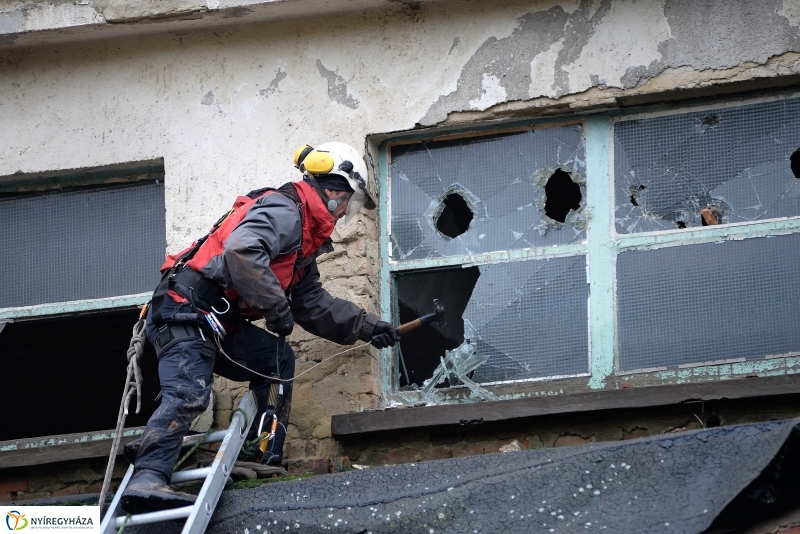 Mentési gyakorlat egy elhagyott laktanyában