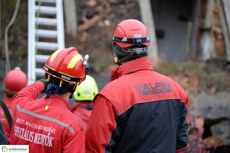 Mentési gyakorlat egy elhagyott laktanyában