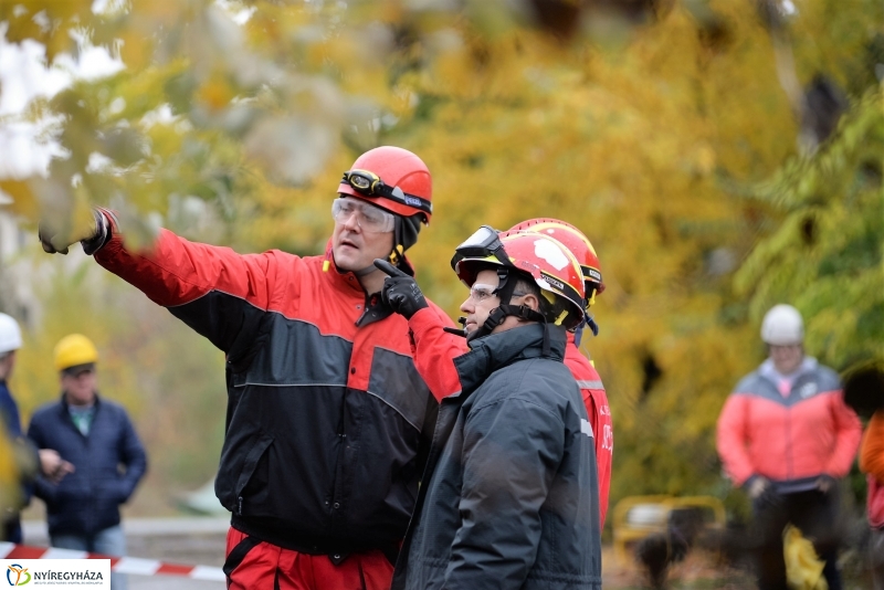 Mentési gyakorlat egy elhagyott laktanyában