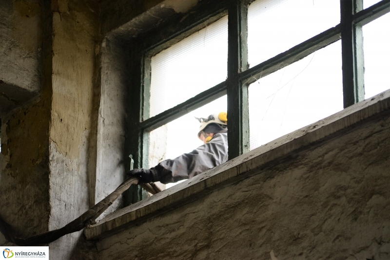 Mentési gyakorlat egy elhagyott laktanyában