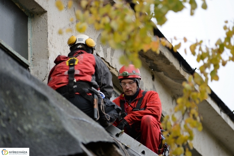 Mentési gyakorlat egy elhagyott laktanyában