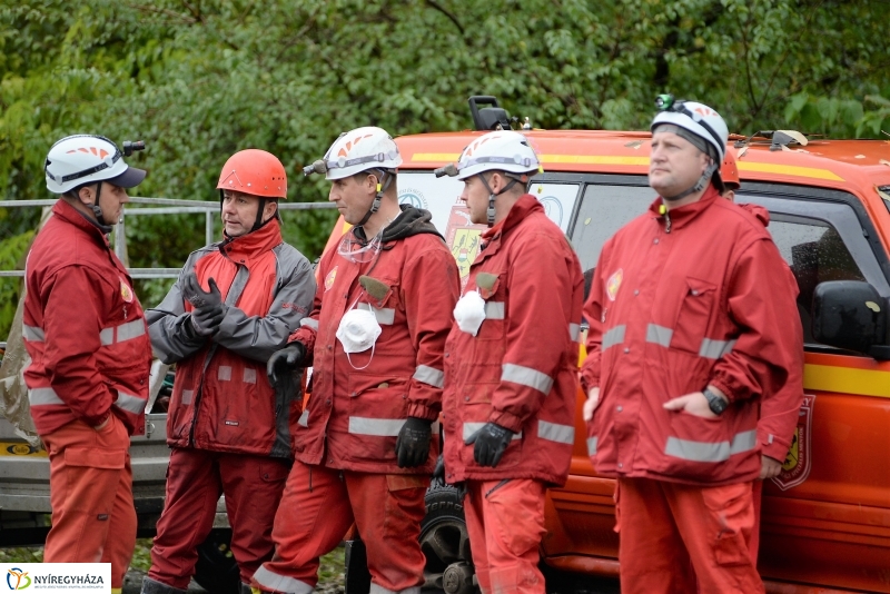 Mentési gyakorlat egy elhagyott laktanyában