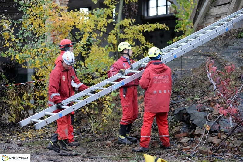 Mentési gyakorlat egy elhagyott laktanyában