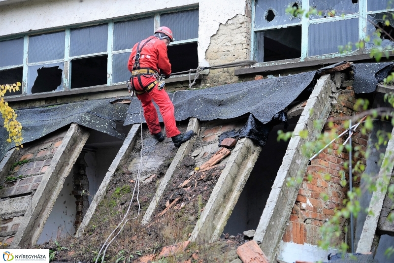 Mentési gyakorlat egy elhagyott laktanyában