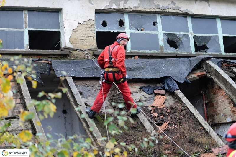 Mentési gyakorlat egy elhagyott laktanyában