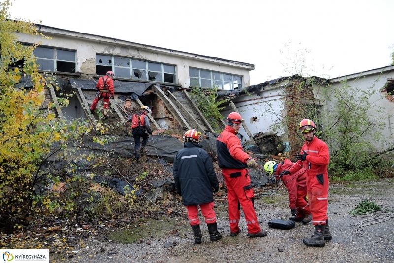 Mentési gyakorlat egy elhagyott laktanyában
