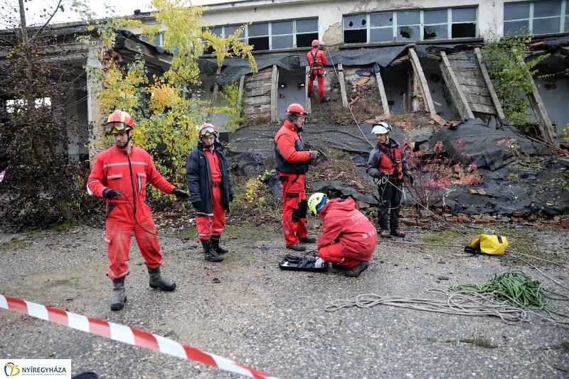 Mentési gyakorlat egy elhagyott laktanyában