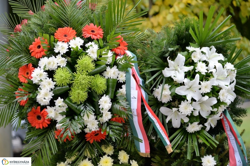 Koszorúzás az 1956-os emlékműnél