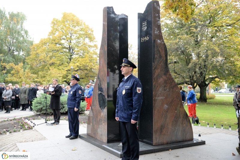 Koszorúzás az 1956-os emlékműnél