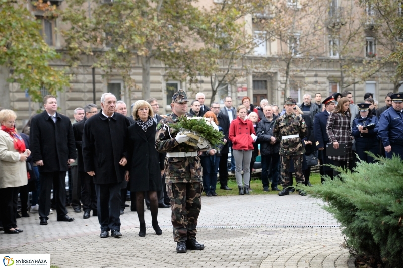 Koszorúzás az 1956-os emlékműnél