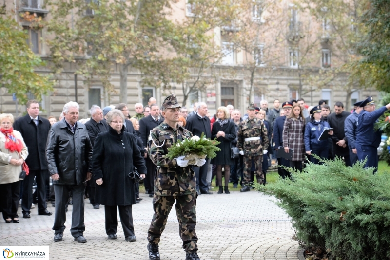 Koszorúzás az 1956-os emlékműnél