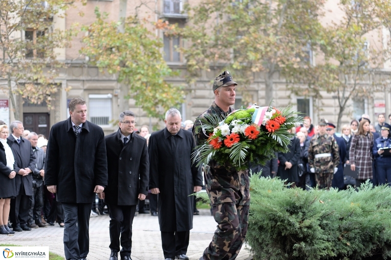 Koszorúzás az 1956-os emlékműnél