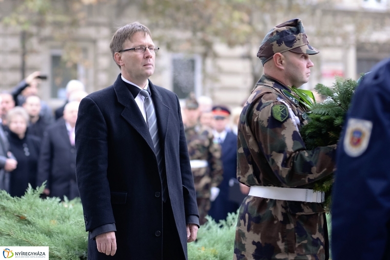 Koszorúzás az 1956-os emlékműnél